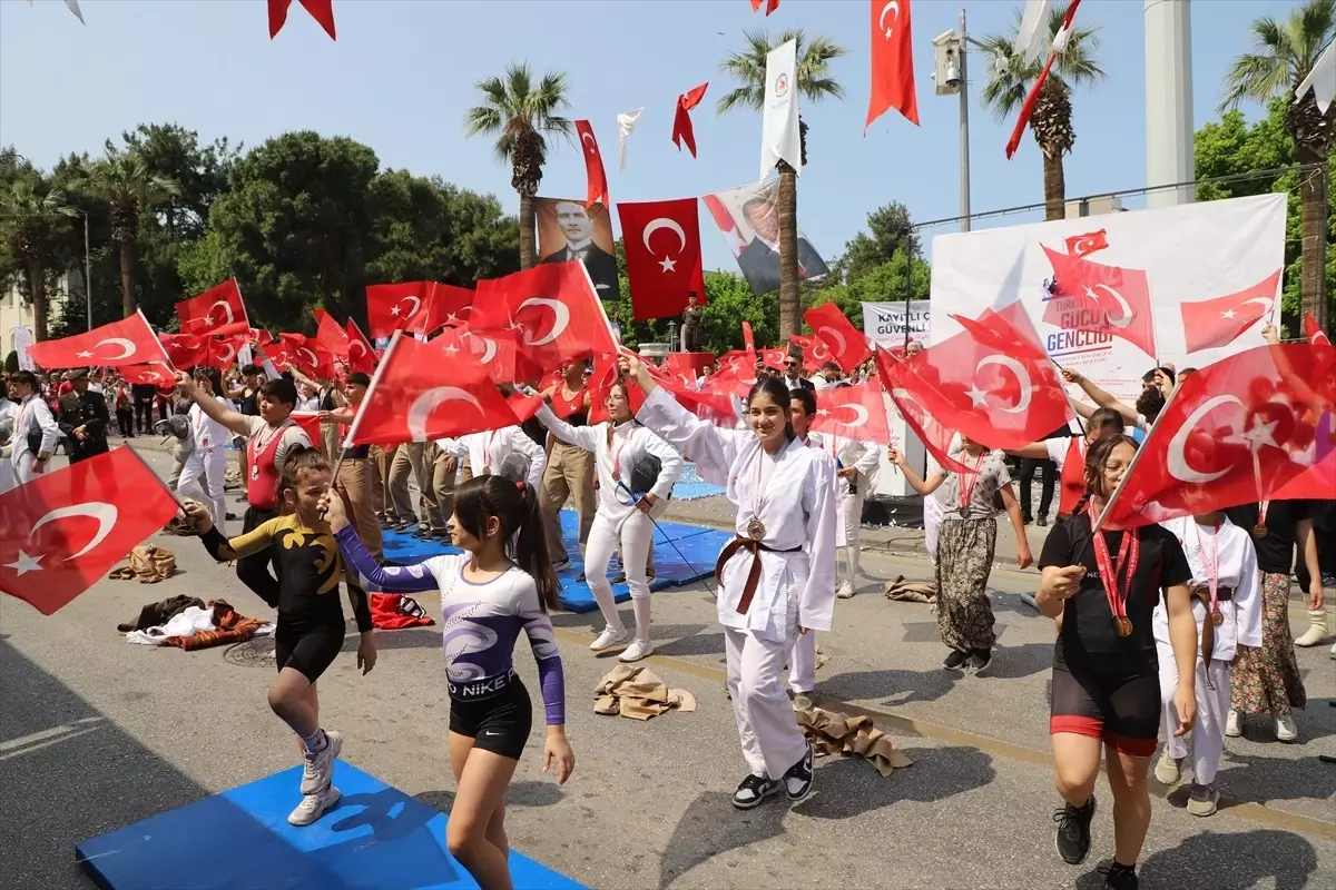 İzmir ve etraf vilayetlerde 19 Mayıs Atatürk’ü Anma, Gençlik ve Spor Bayramı kutlandı