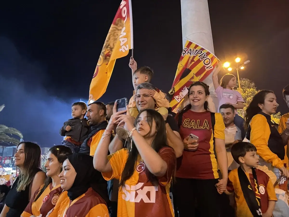 İzmir ve etraf vilayetlerde Galatasaray’ın şampiyonluğu kutlanıyor