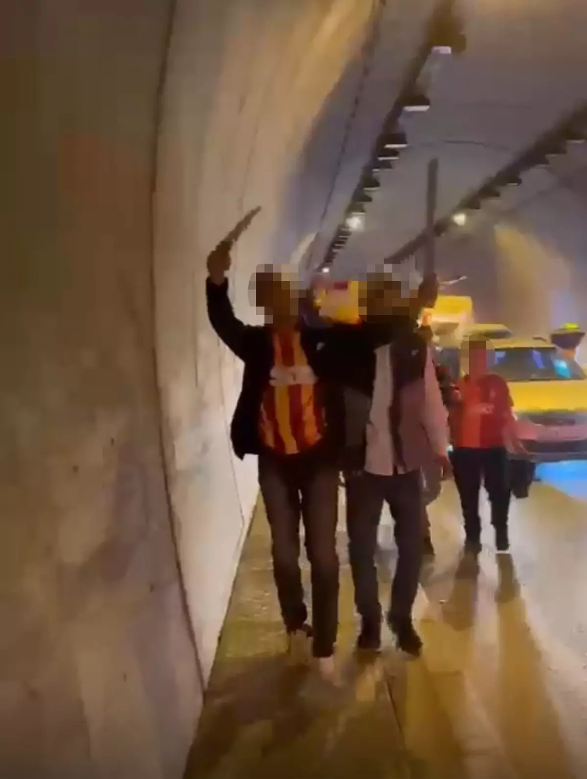 İzmir’de Galatasaray Kutlaması, Bıçaklı Taraftarlar Dikkat Çekti