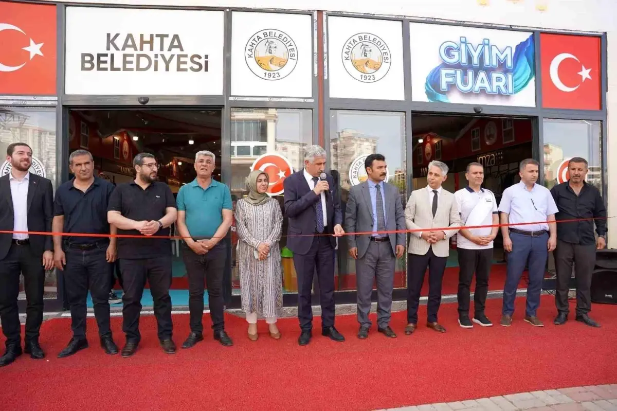 Kahta’da Ramazan Çarşısı’nda Giysi Fuarı Açıldı