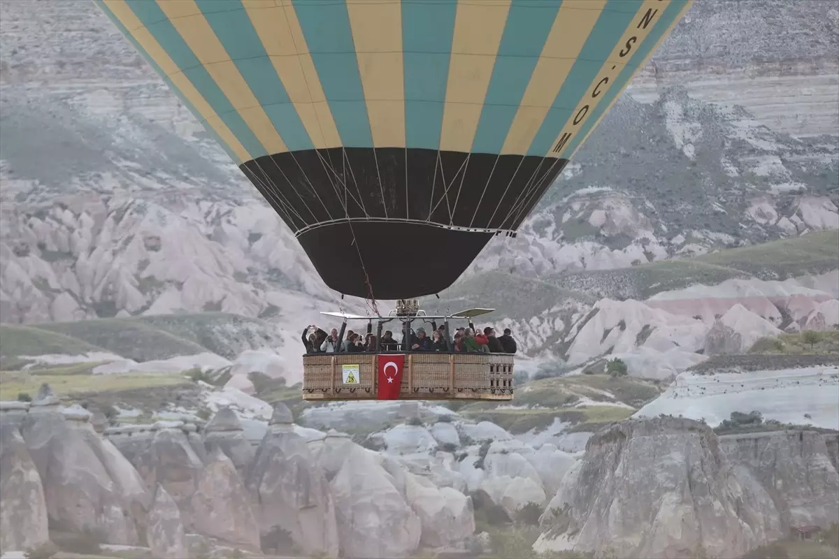 Kapadokya’da gökyüzü Türk bayrakları ve Atatürk posterleriyle süslendi
