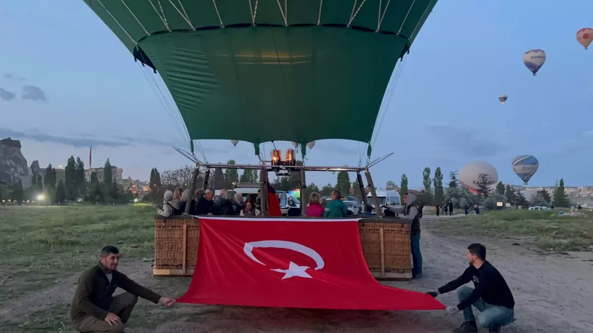 Kapadokya’da Sıcak Hava Balonları Türk Bayrakları ve Atatürk Posterleri ile Havalandı