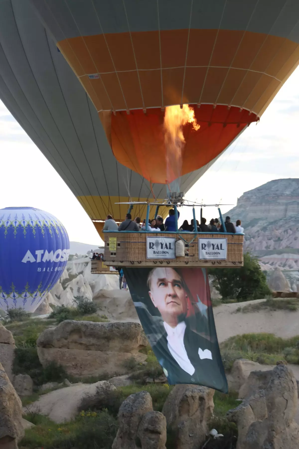 Kapadokya’da Sıcak Hava Balonları Türk Bayraklarıyla Havalandı
