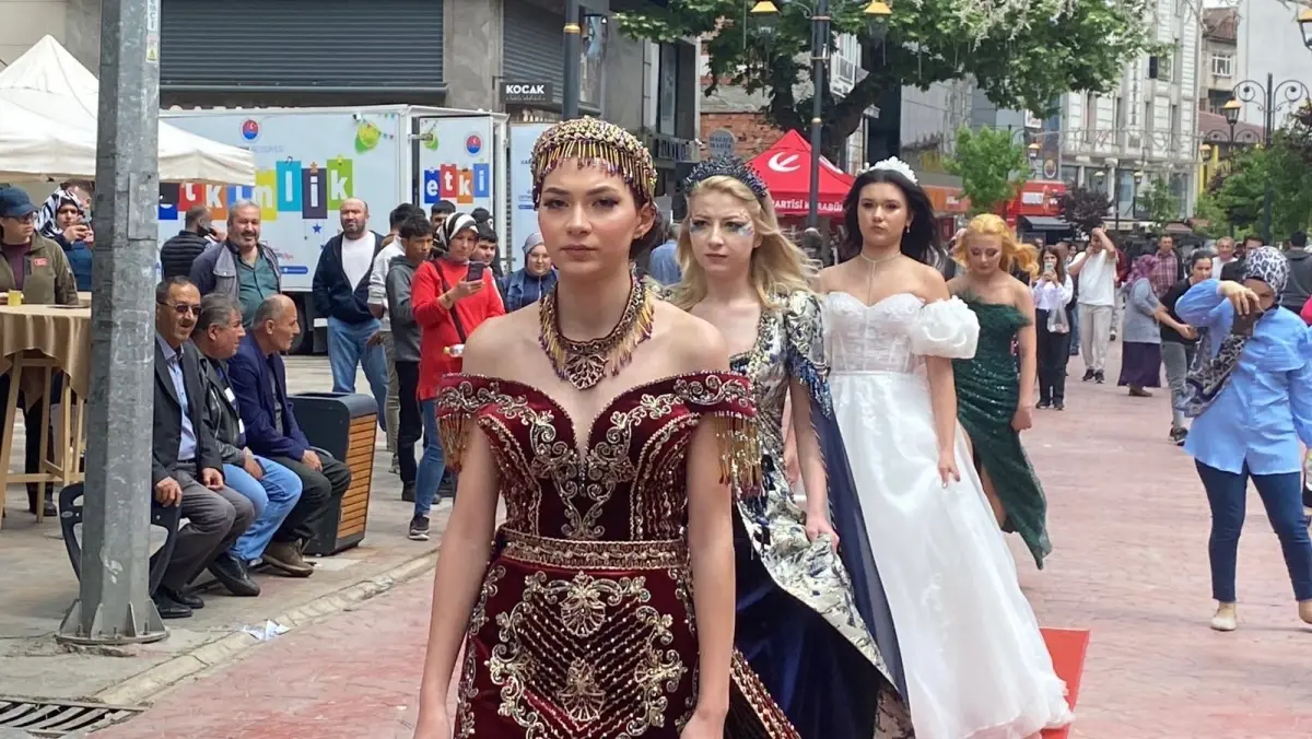 Karabük’te Kuaförler Şenliği Renkli İmajlarla Gerçekleşti