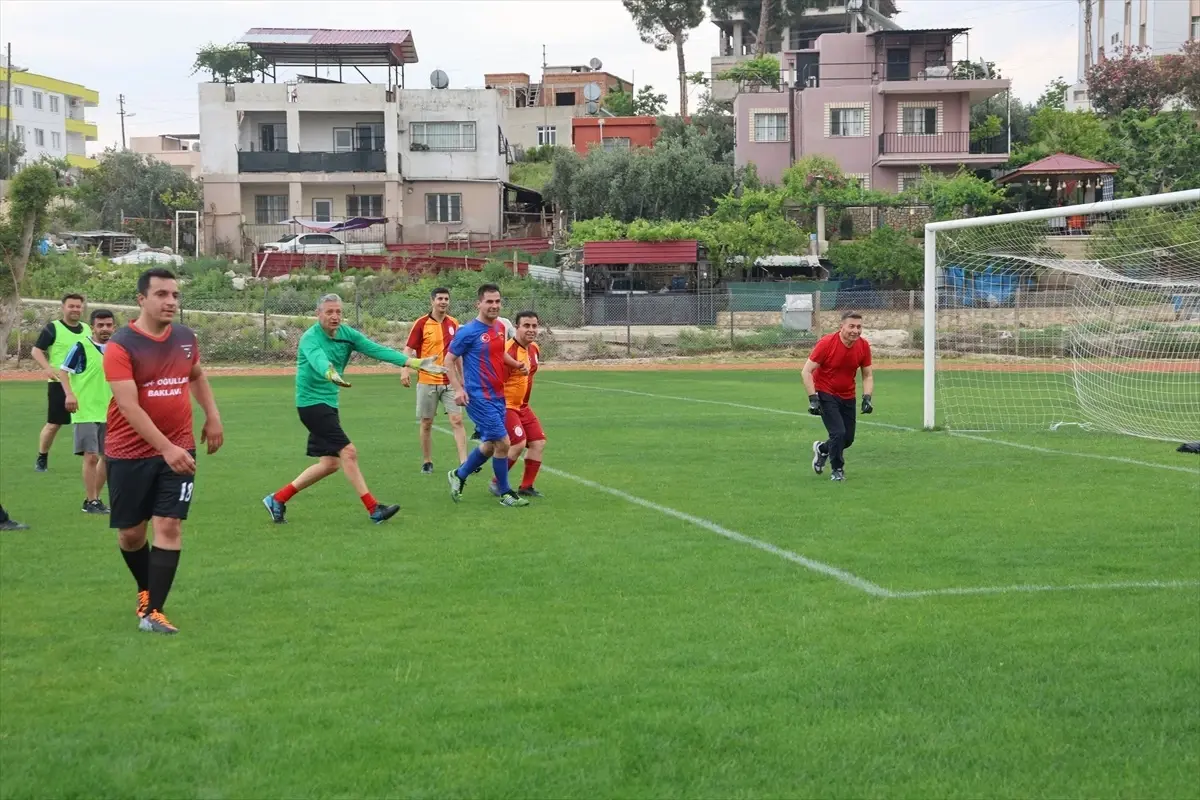 Karaisalı’da Protokol Üyeleri Futbol Maçı Yaptı