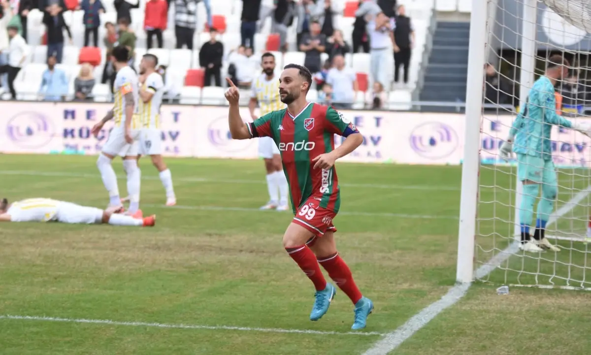 Karşıyaka’da Cenk Ahmet Sakatlandı