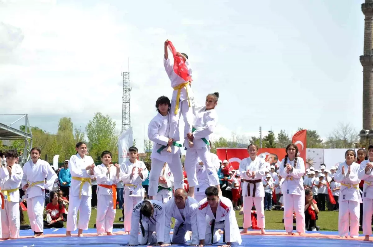 Kars’ta 19 Mayıs Atatürk’ü Anma Gençlik ve Spor Bayramı Coşkuyla Kutlandı
