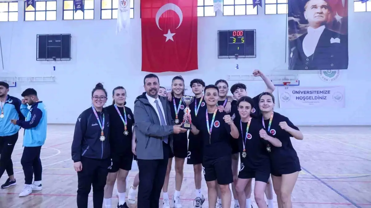 Kastamonu Üniversitesi Bayan Futsal Ekibi Namağlup Şampiyon