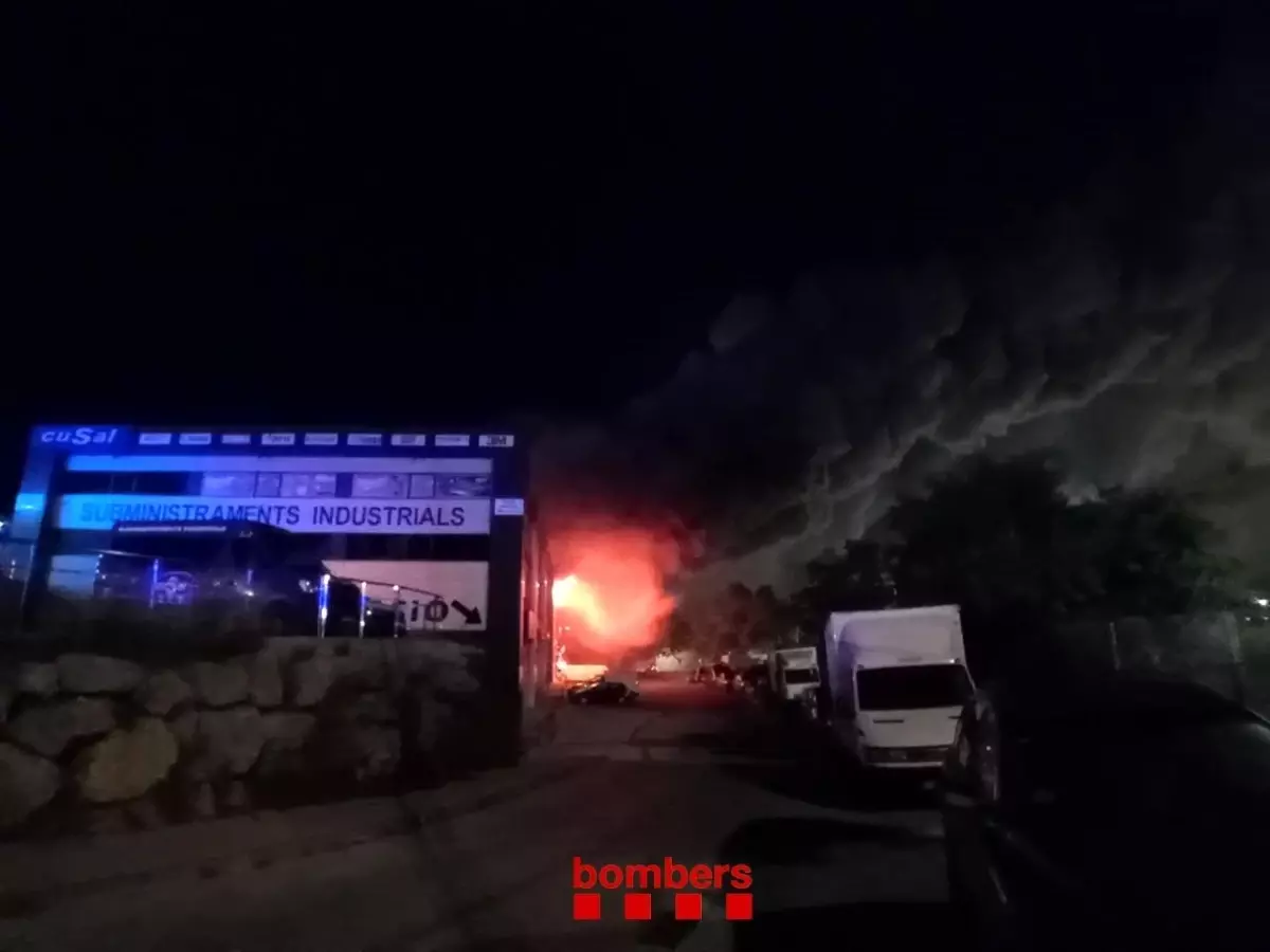 Katalonya’da Paklık Eserleri Deposunda Yangın: 160 Bin Şahsa Dışarı Çıkmamaları Uyarısı