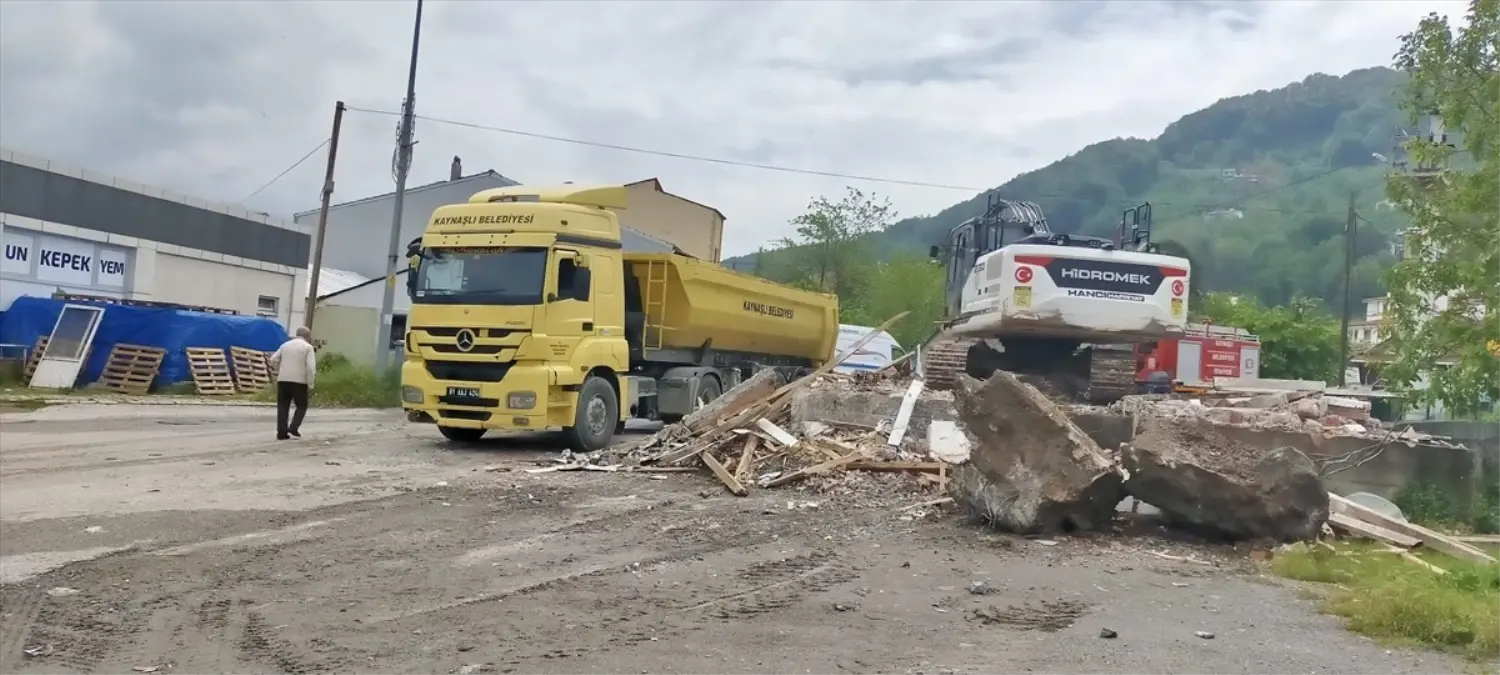 Kaynaşlı’da Süreksiz İş Yerlerinin Yıkımı Başladı
