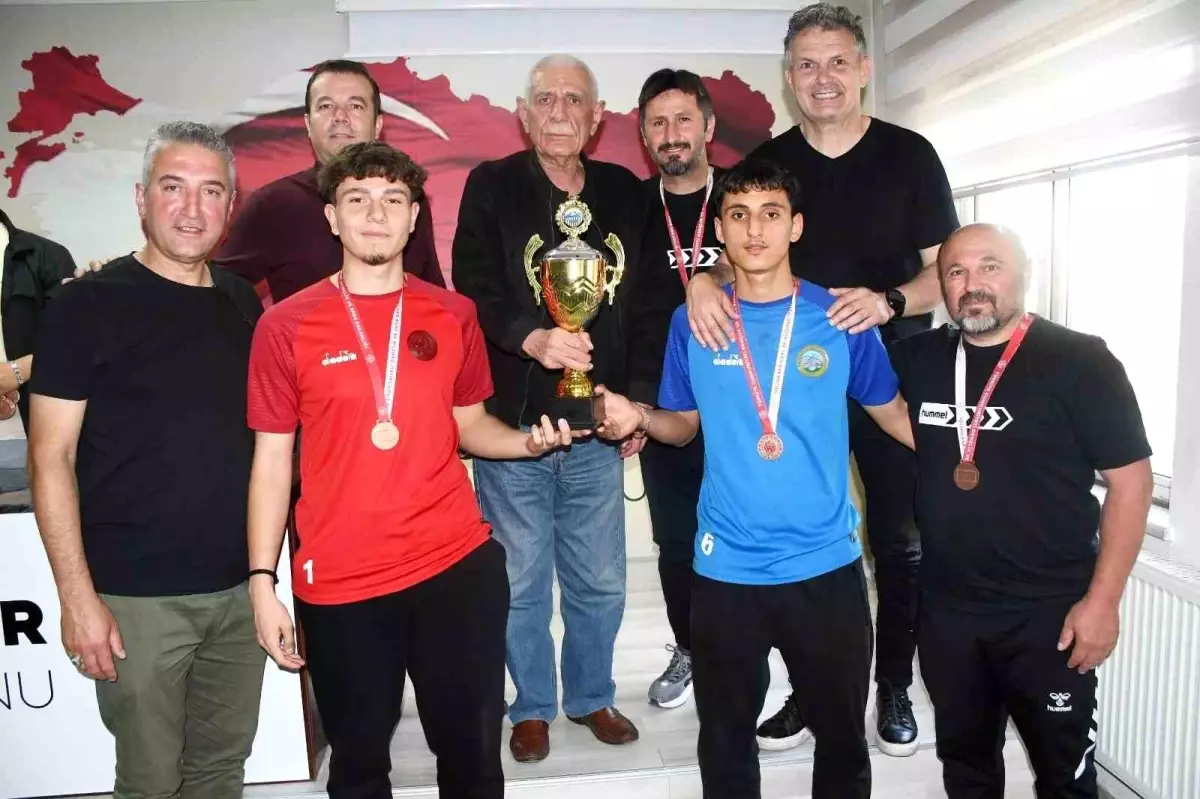 Kayseri Süper U-18 Ligi Şampiyonları Mükafatlarını Aldı