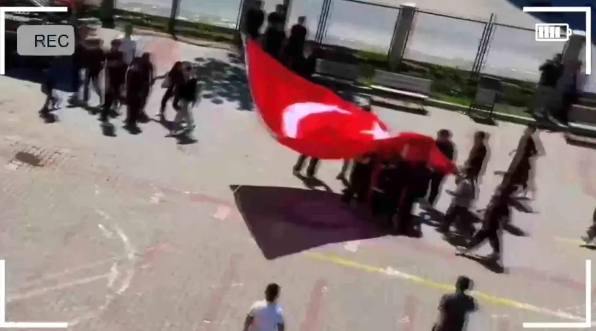 Kayseri’de Öğrenciler Yere Düşen Türk Bayrağını Yakalayarak Alkış Topladı