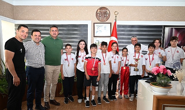 Kick Boks atletleri muvaffakiyetlerini Lider Topaloğlu ile paylaştı