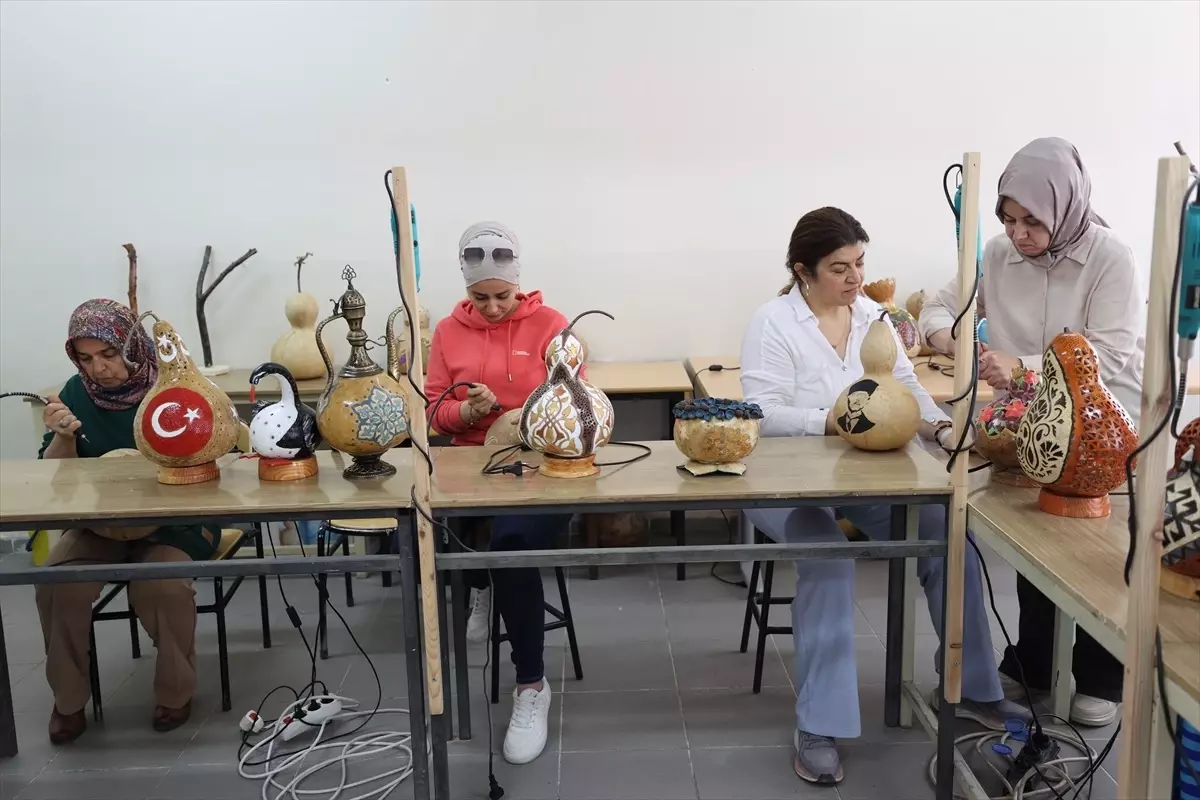 Kırsal Bayanlar Su Kabağından Sanat Yapıtları Yapıyor