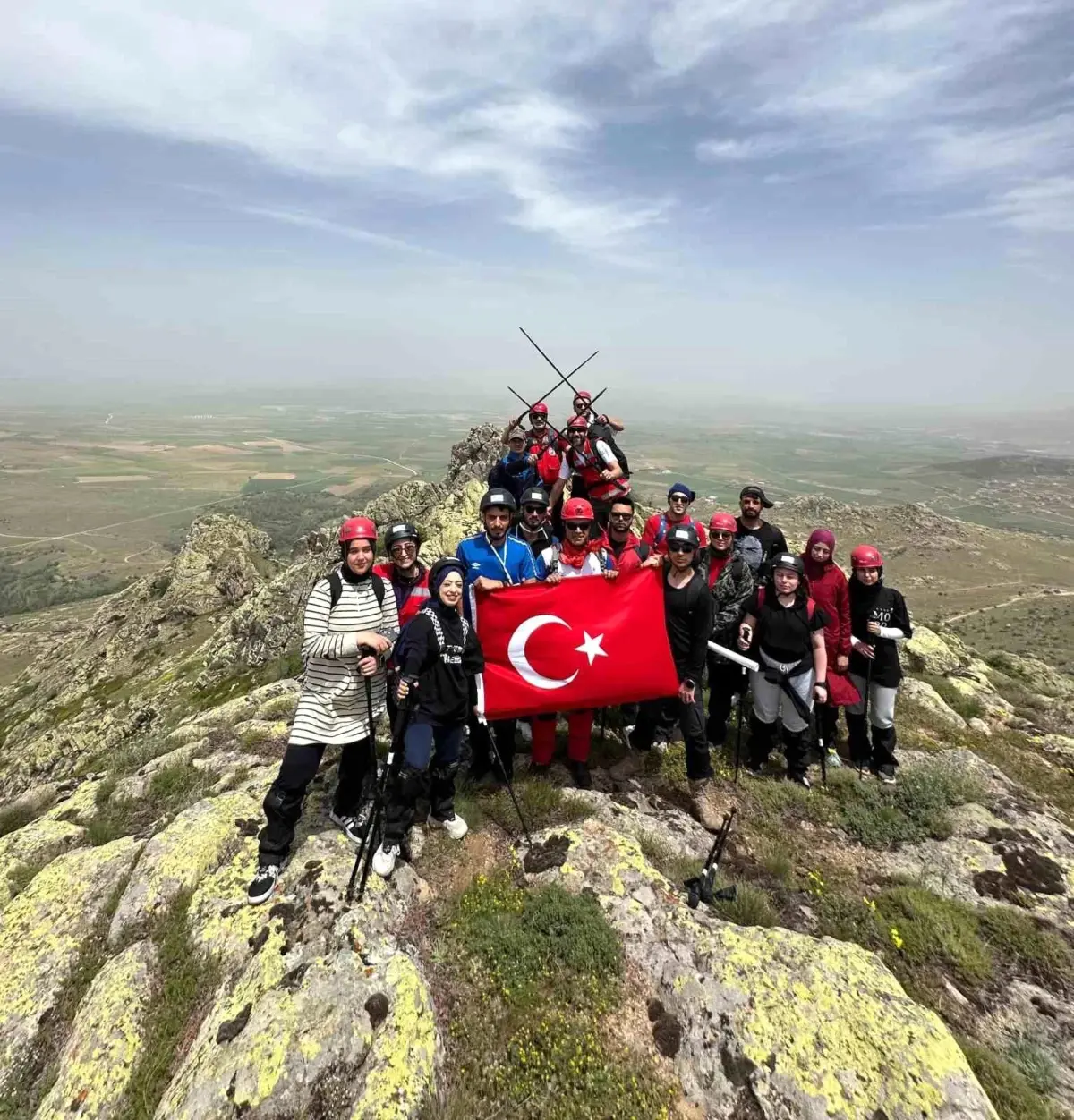 Kırşehir’de Dağcılar 19 Mayıs’ı Tepede Kutladı