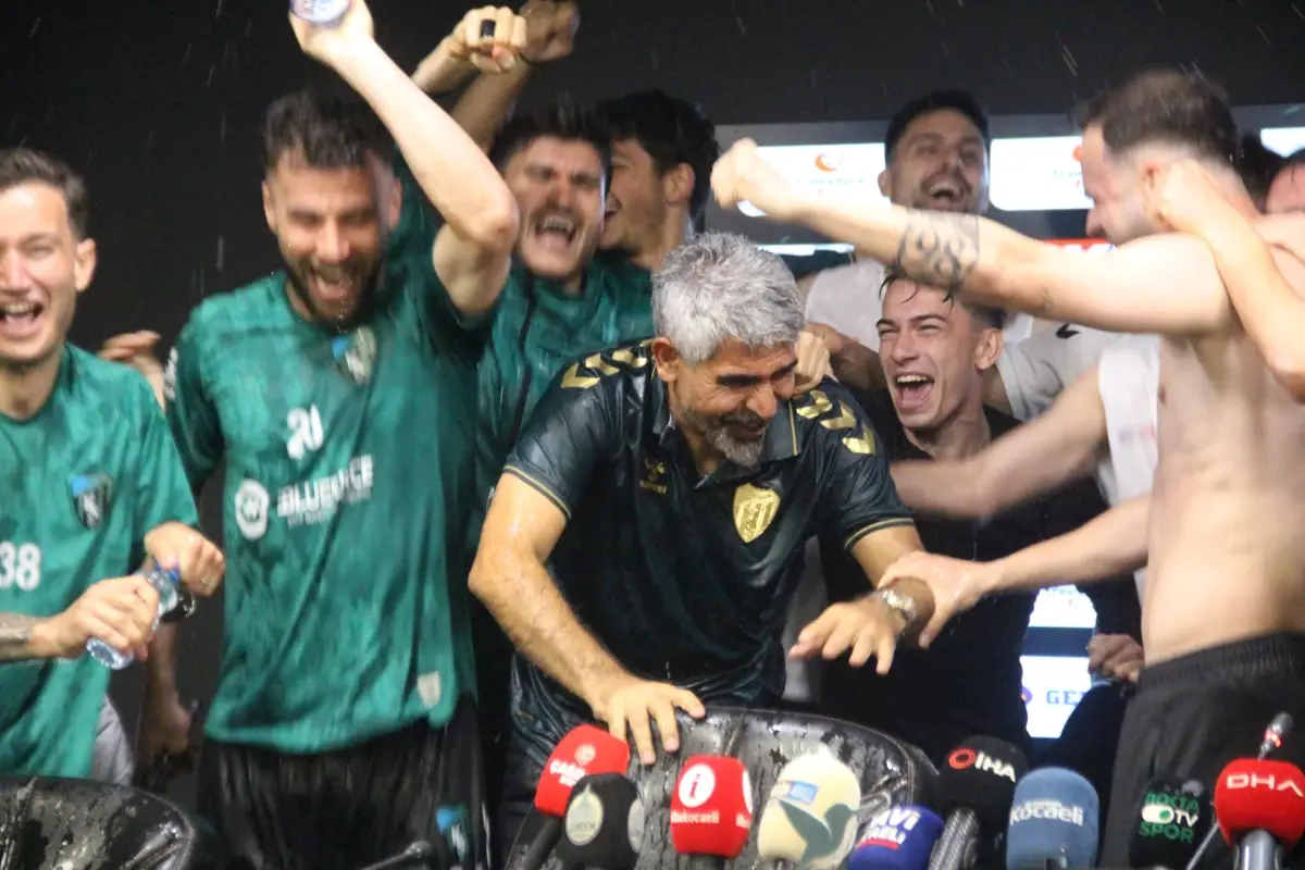 Kocaelispor Şampiyonluğunu Kutladı