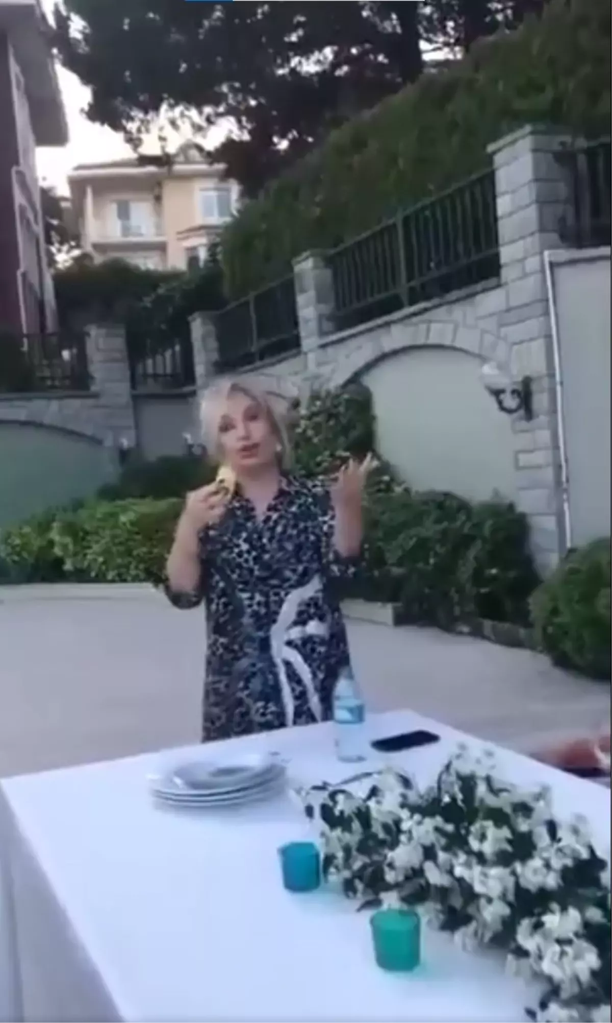 Komşularıyla yemekte Emel Sayın’dan unutulmaz bir akşam