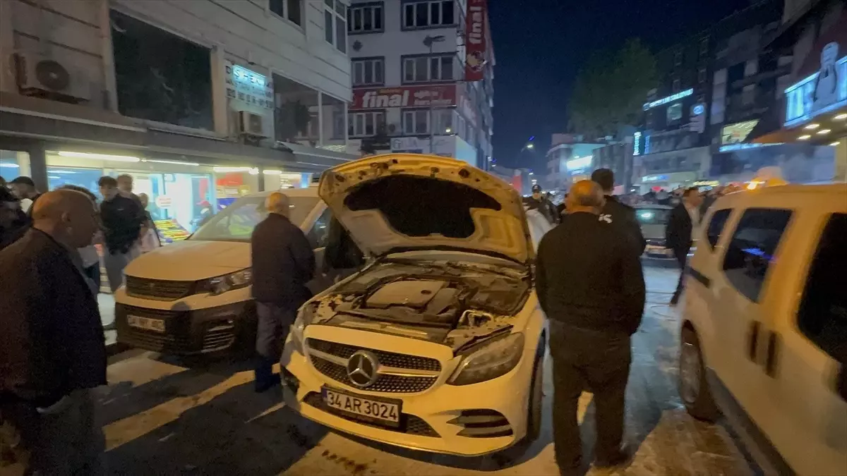 Küçükçekmece’de Havai Fişekle Araç Yangını