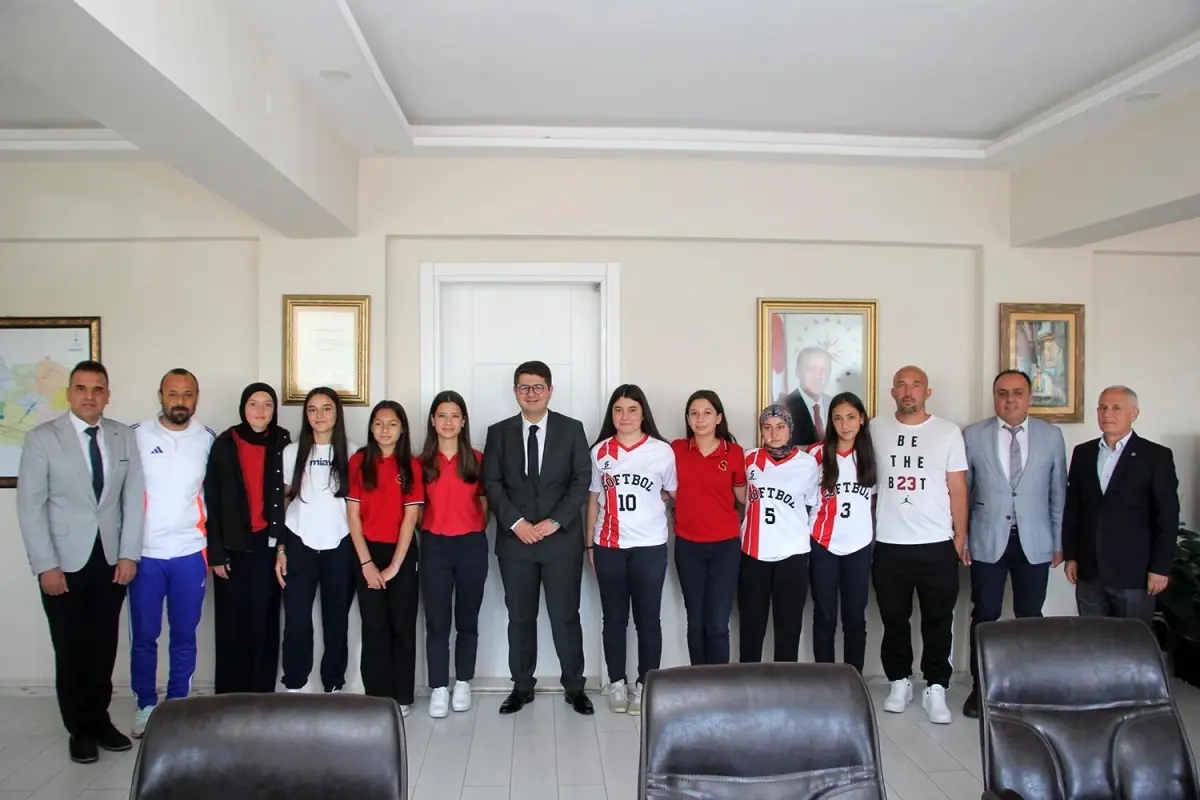 Kula’nın Genç Softbolcularından Ziyaret
