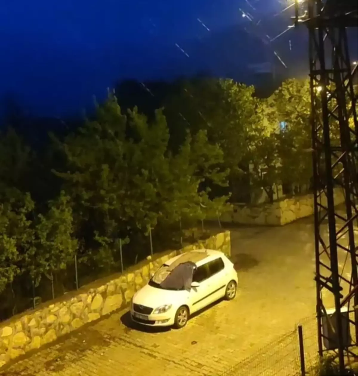 Kulp’ta Ceviz Büyüklüğünde Dolu Yağdı