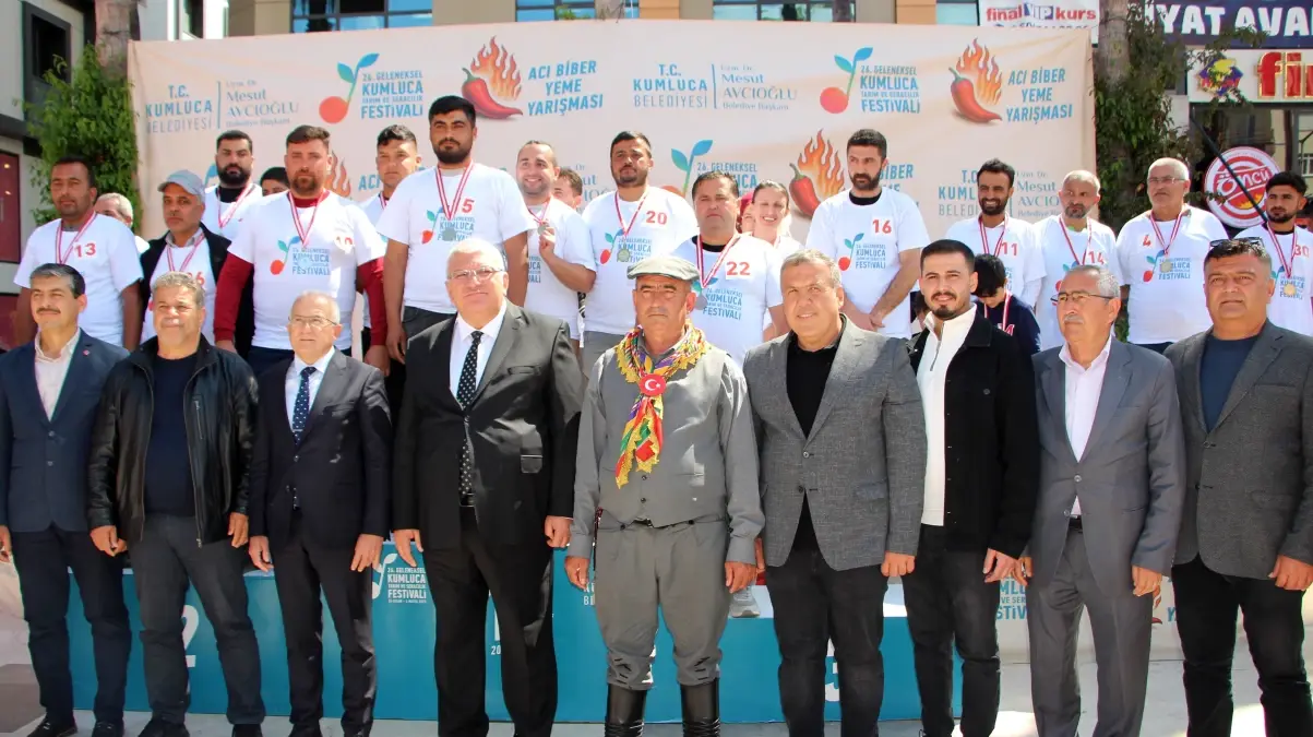 Kumluca’da Acı Biber Yeme Müsabakası