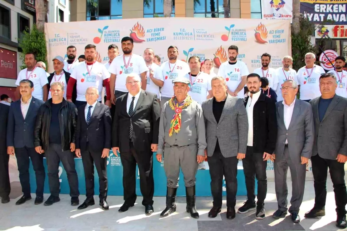 Kumluca’da Acı Biber Yeme Müsabakası Renkli Anlara Sahne Oldu