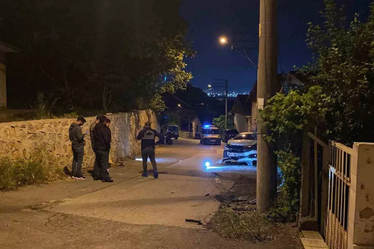 Kurşun yağmuruna tutulan araba kaza yaparak durabildi