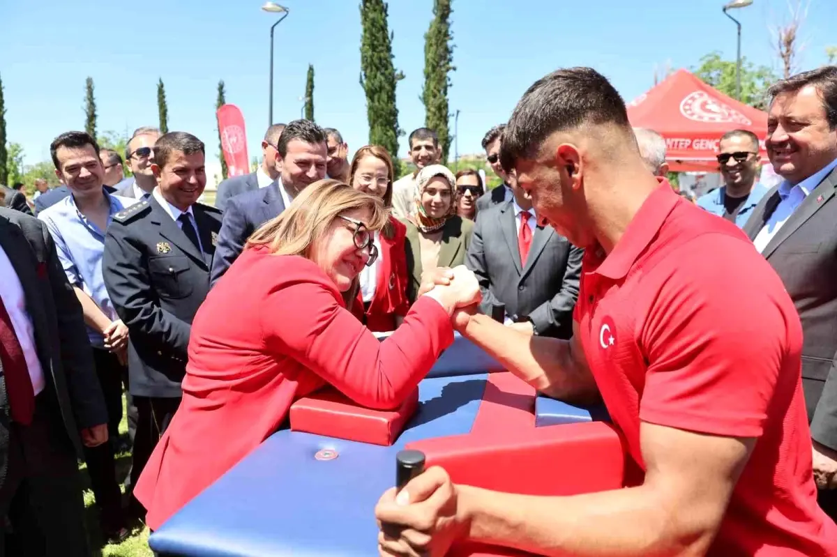 Lider Fatma Şahin Bilek Güreşinde Rakibini Yendi