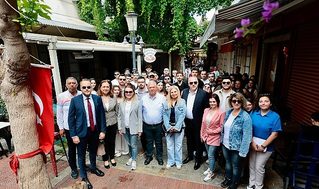 Lider Memnun Kosovalı öğrencilerle bir ortaya geldi