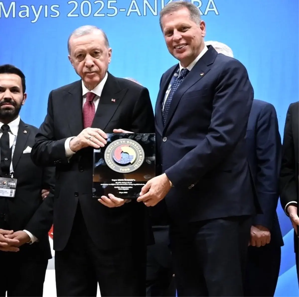 Lider Özkasap ‘Hizmet Onur Belgesi’ni Cumhurbaşkanı Erdoğan’ın elinden aldı