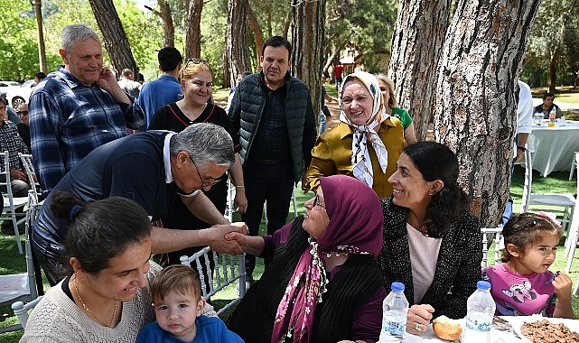 Lider Topaloğlu’ndan belediye çalışanına yemek
