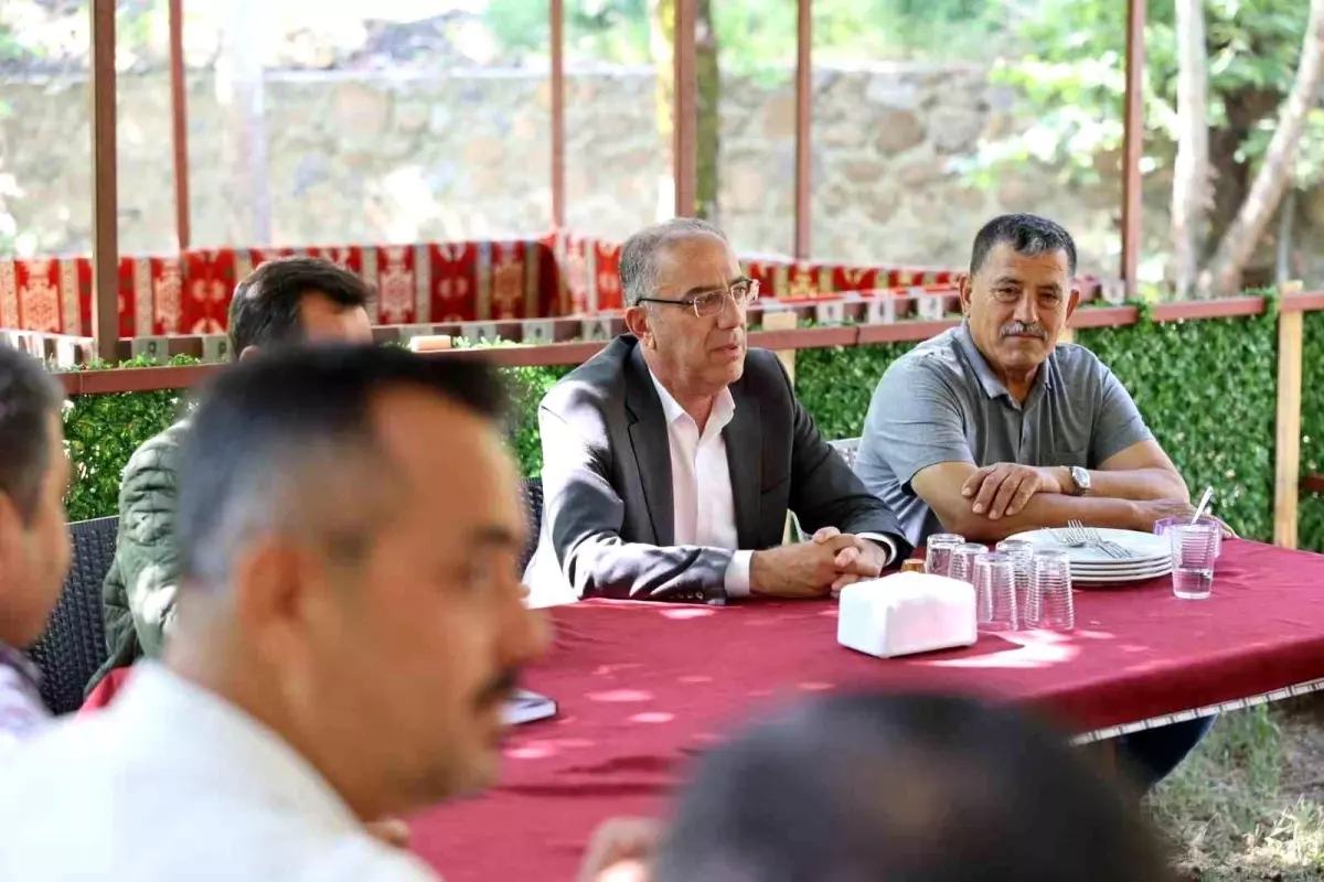 Lider Yapar, Muhtarlarla Bir Ortaya Gelerek Mahalle Muhtaçlıklarını Kıymetlendirdi