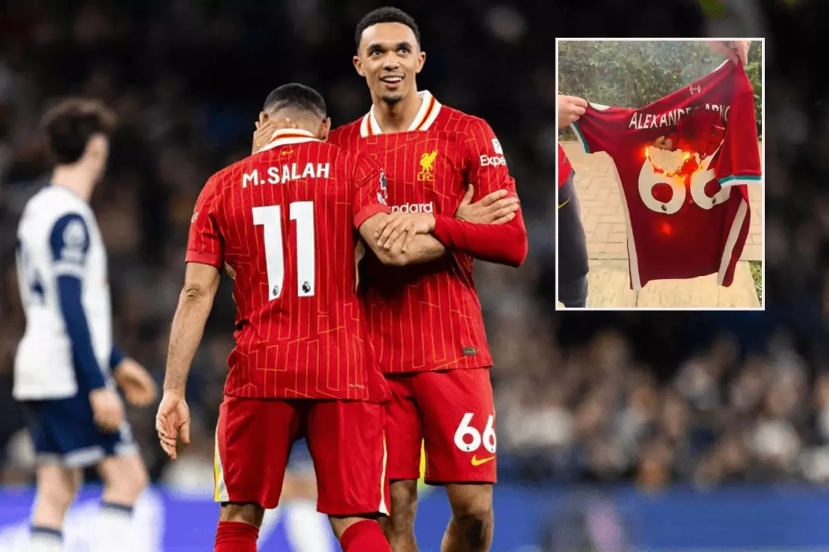 Liverpool taraftarı ayrılığı kaldıramadı, yıldız oyuncunun formasını yaktı
