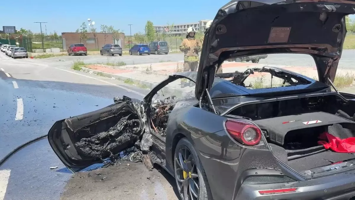 Lüks Araba Yangında Küle Döndü