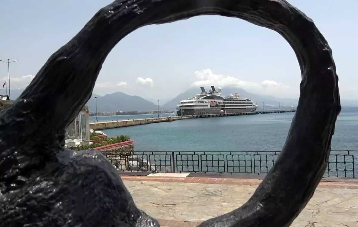 Lüks Kruvaziyer Alanya’ya Demirledi