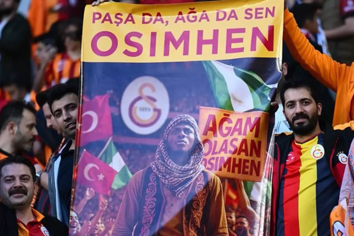 Maç öncesi tribünlerde dikkat çeken Osimhen pankartı