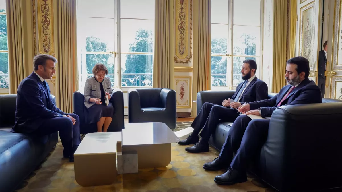 Macron ve Şara Elysee’de Bir Ortaya Geldi