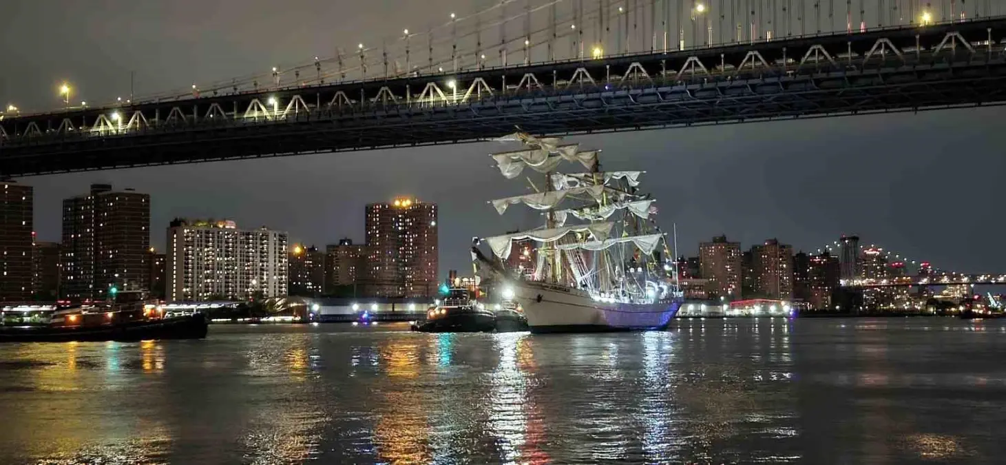 Meksika Donanması’na İlişkin Eğitim Gemisi Brooklyn Köprüsü’ne Çarptı: 2 Meyyit, 19 Yaralı