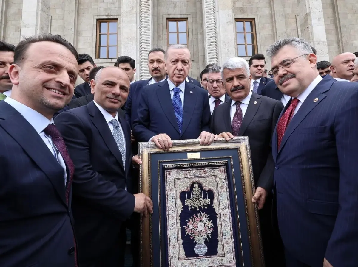 Merkezde üretilen birinci Hereke halısı Cumhurbaşkanı Erdoğan’a armağan edildi