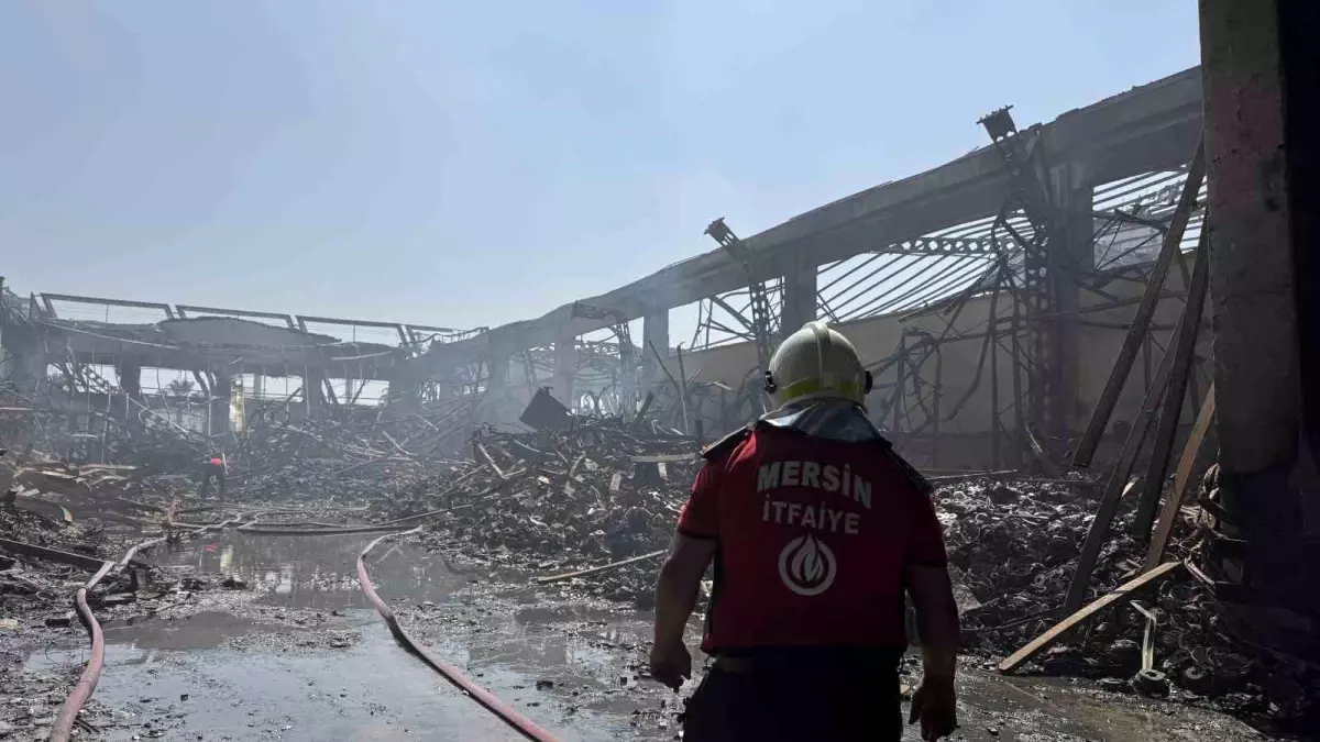 Mersin’de Oto Ses ve İmaj Sistemleri Üreten Fabrikada Yangın Çıktı