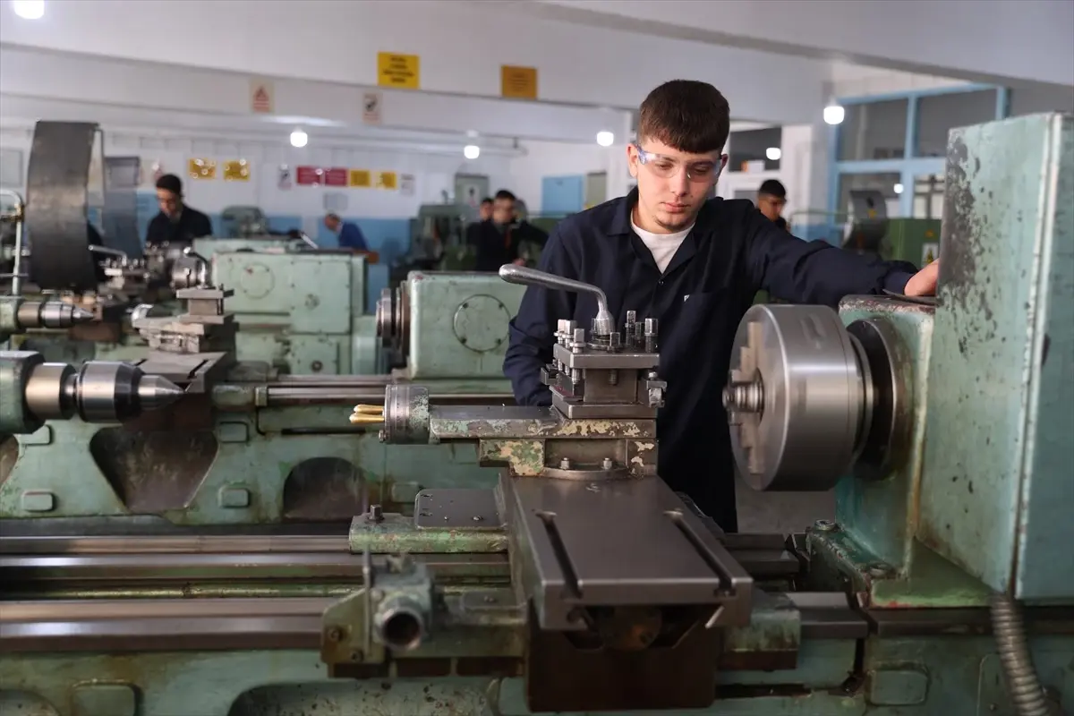 Meslek Lisesi Öğrencileri Üretime Katkı Sunuyor