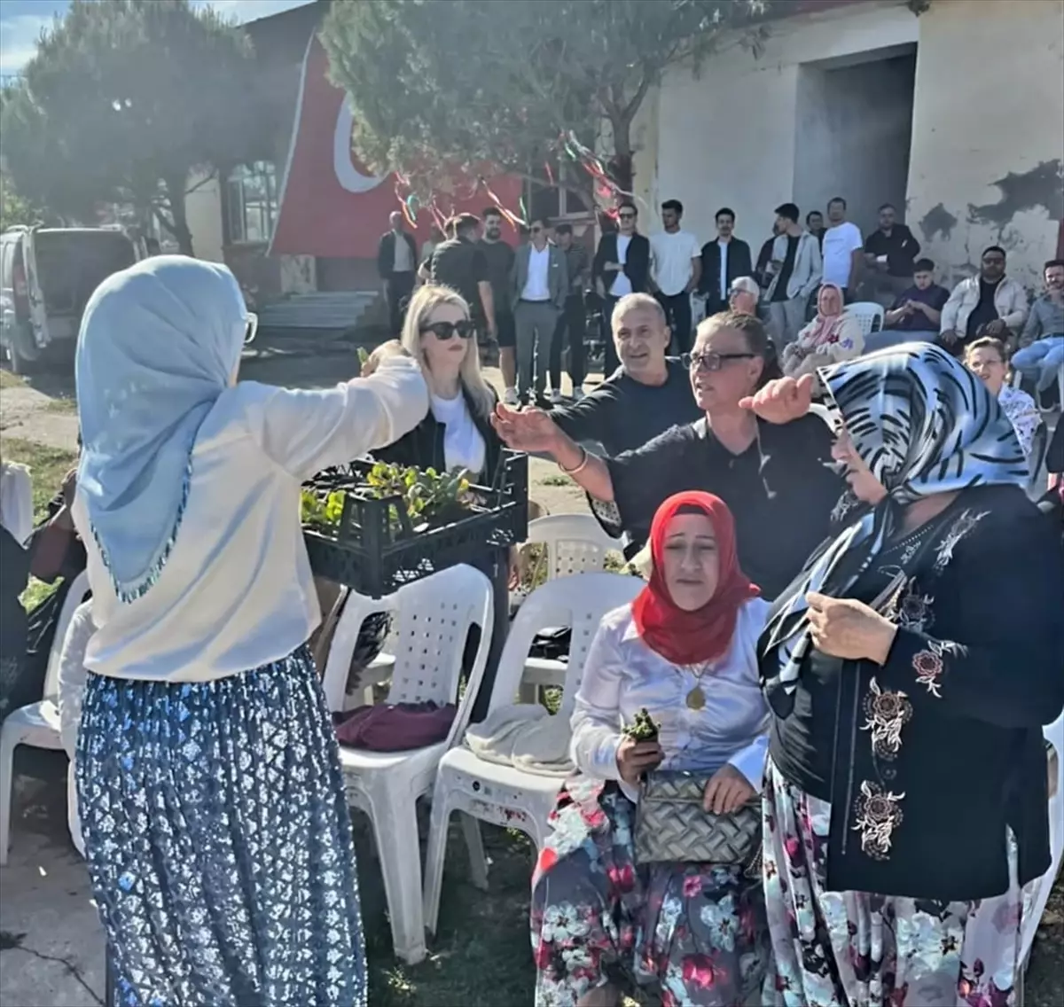 MHP’den Anneler Günü’nde Çiçek Sürprizi