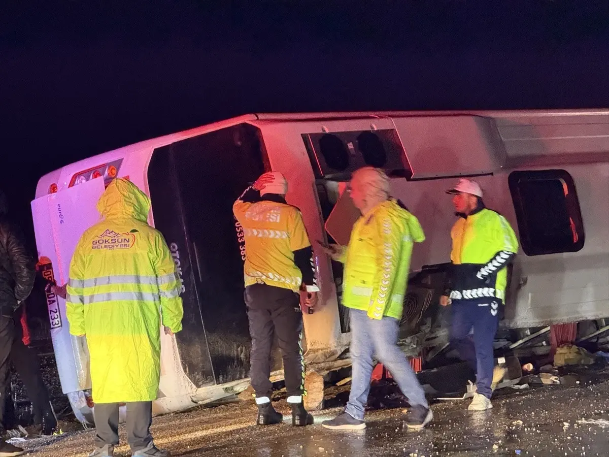 Minibüs Devrildi: 1 Meyyit, 22 Yaralı
