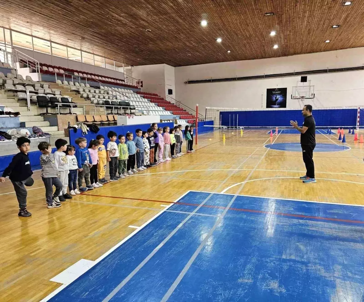 Minik Atletlerden Voleybol Aktifliği