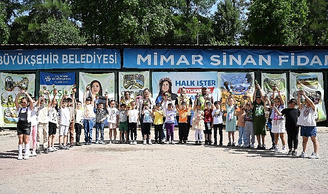 Minik öğrenciler anneleri için en hoş hediyeyi Büyükşehir Belediyesi’nin fidanlığında elleriyle dikti