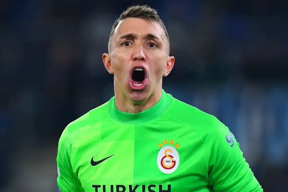 Muslera şampiyonluk maçında penaltı attı