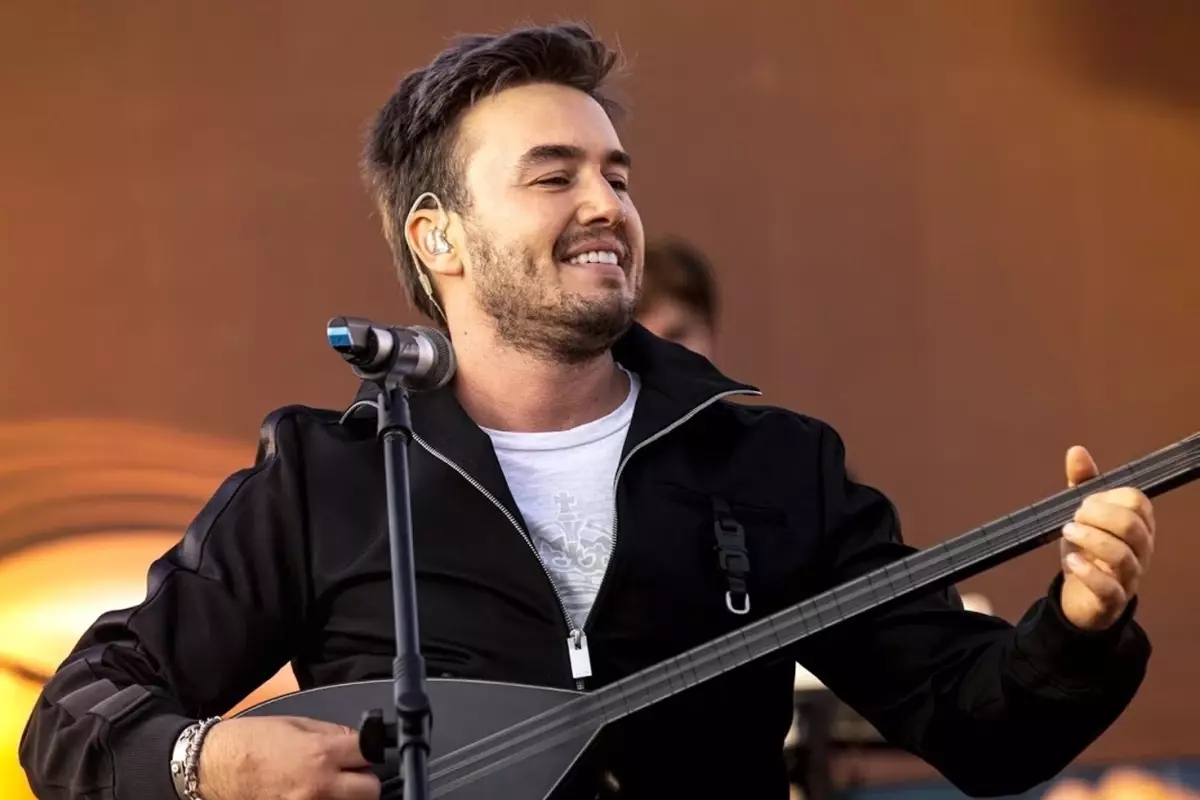 Mustafa Ceceli, mağaza açılışında sevenleriyle buluştu
