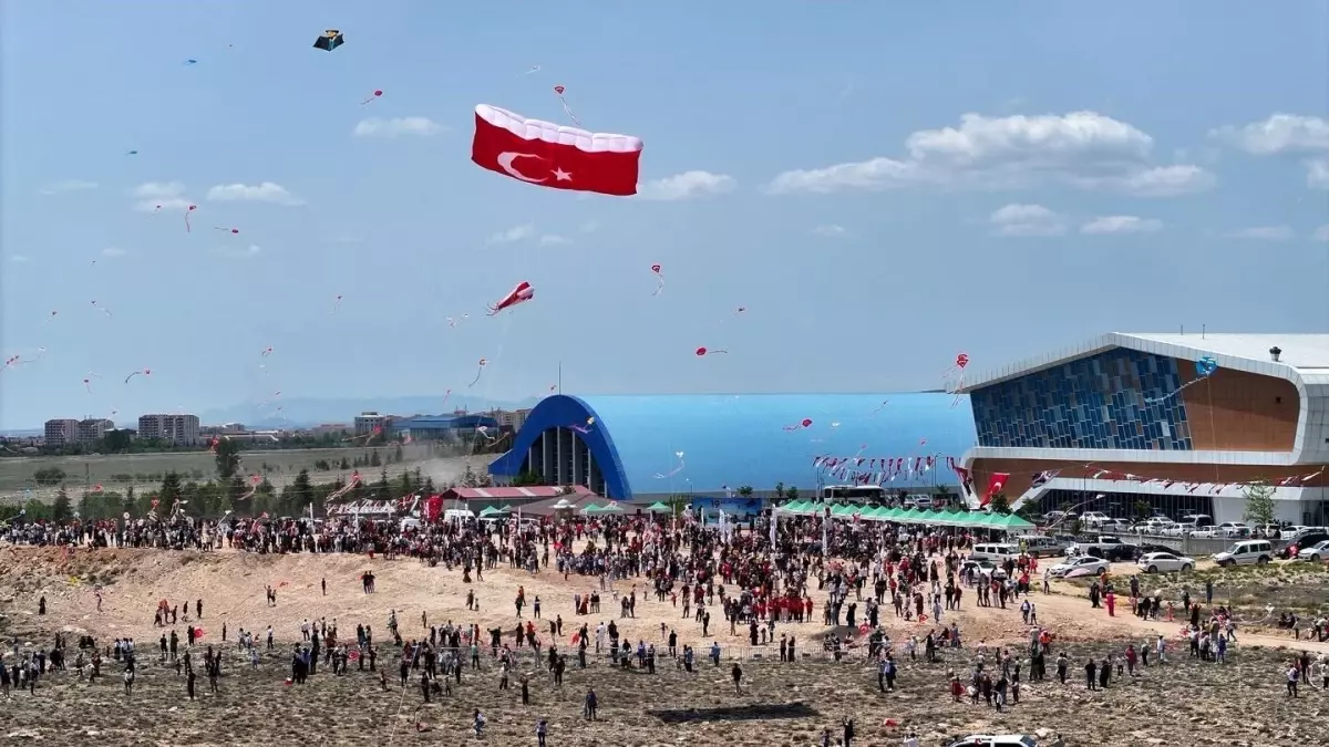 Niğde’de Uçurtma Şenliği ile 19 Mayıs Coşkusu Kutlandı