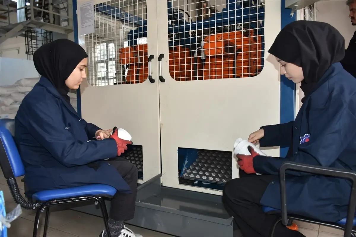 Öğrenciler Plastik Üretiminde Yarar Sağlıyor