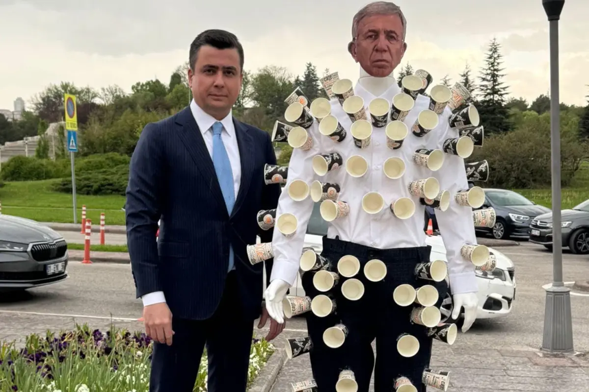 Osman Gökçek, Meclis’e Yavaş maskeli cansız modelle geldi